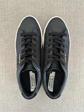 Adidas’ SS19 Sleek 'Core Black' . 6.5sz